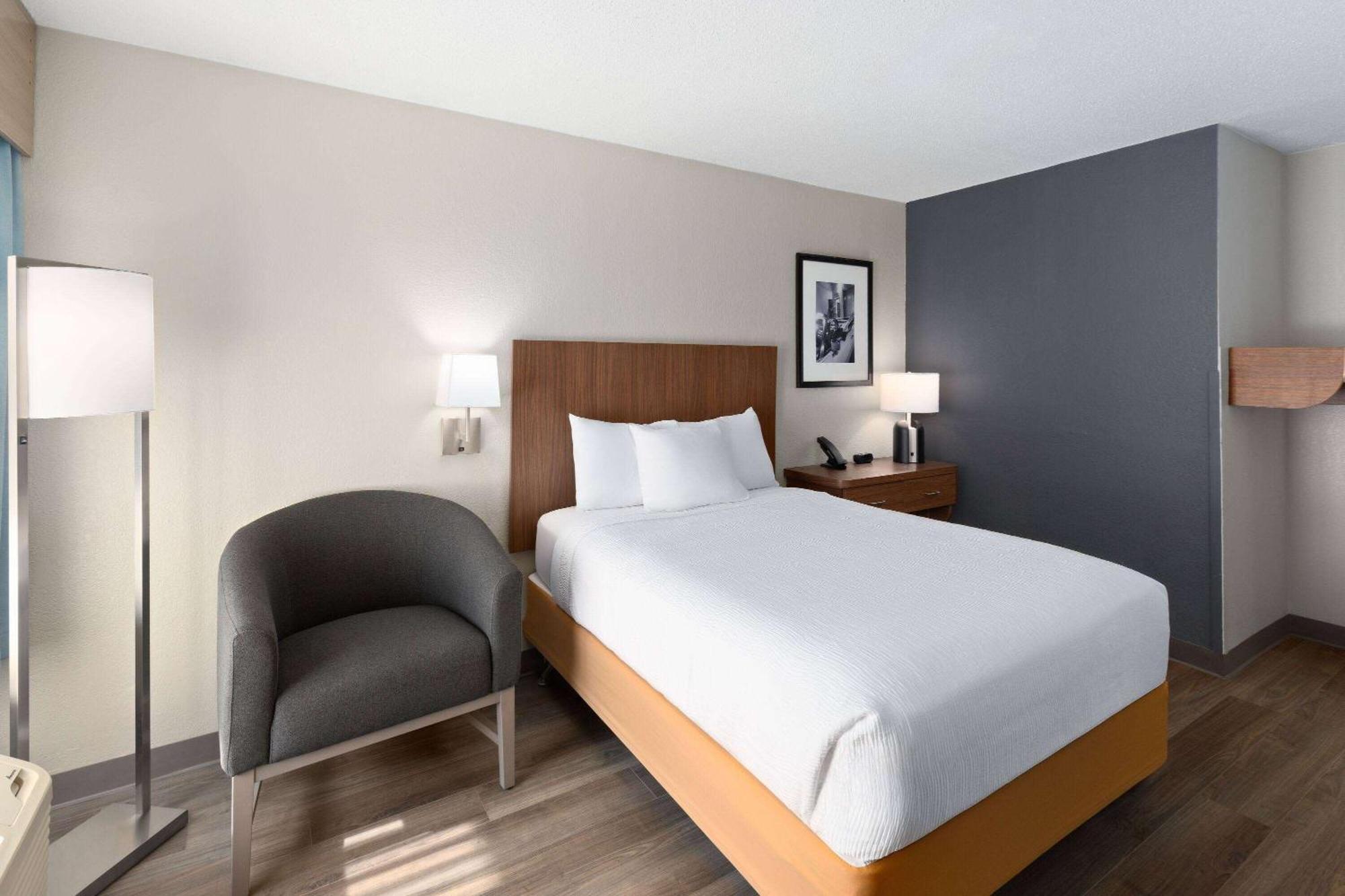 Baymont By Wyndham Nashville Airport Extérieur photo