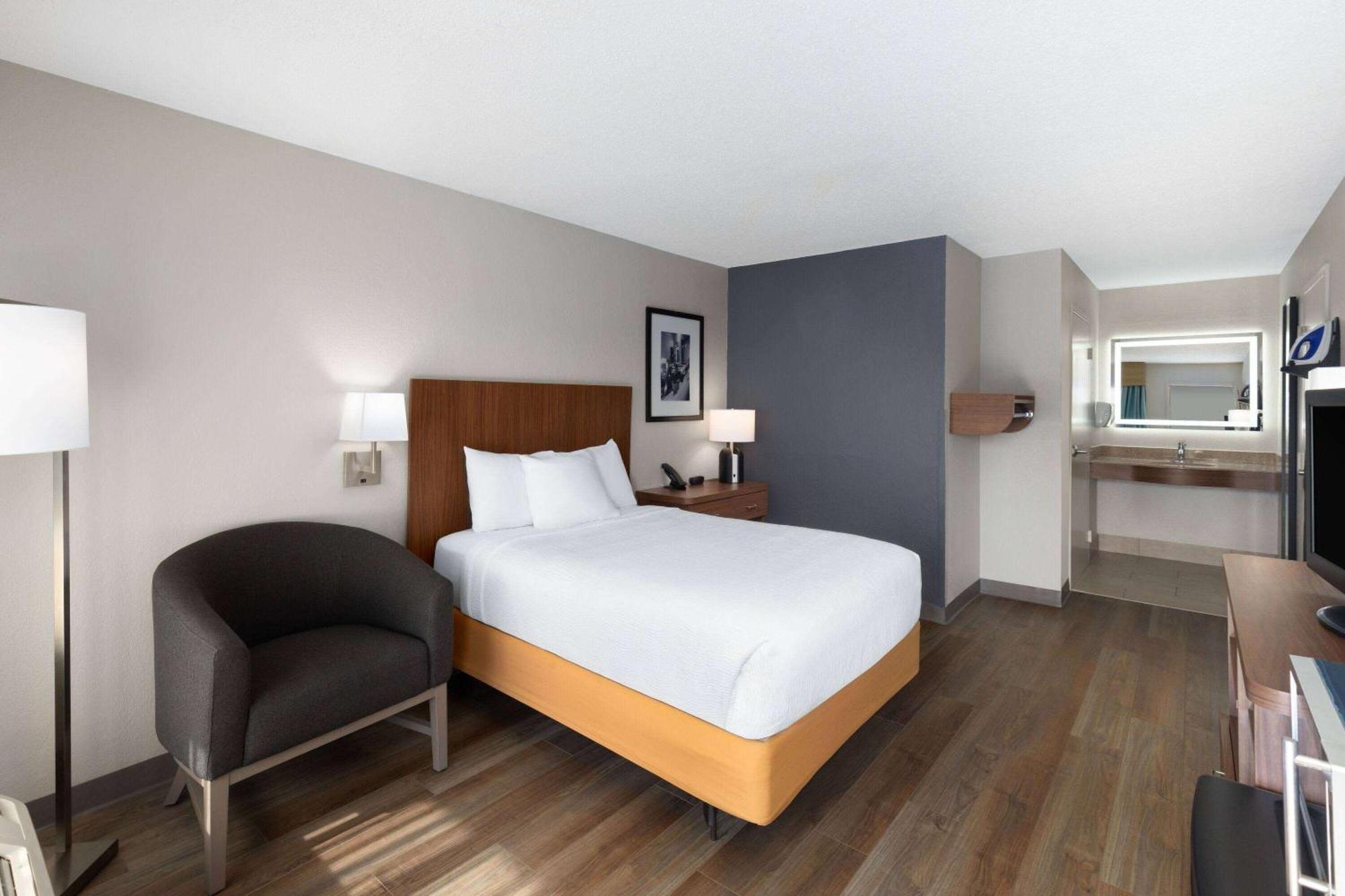 Baymont By Wyndham Nashville Airport Extérieur photo