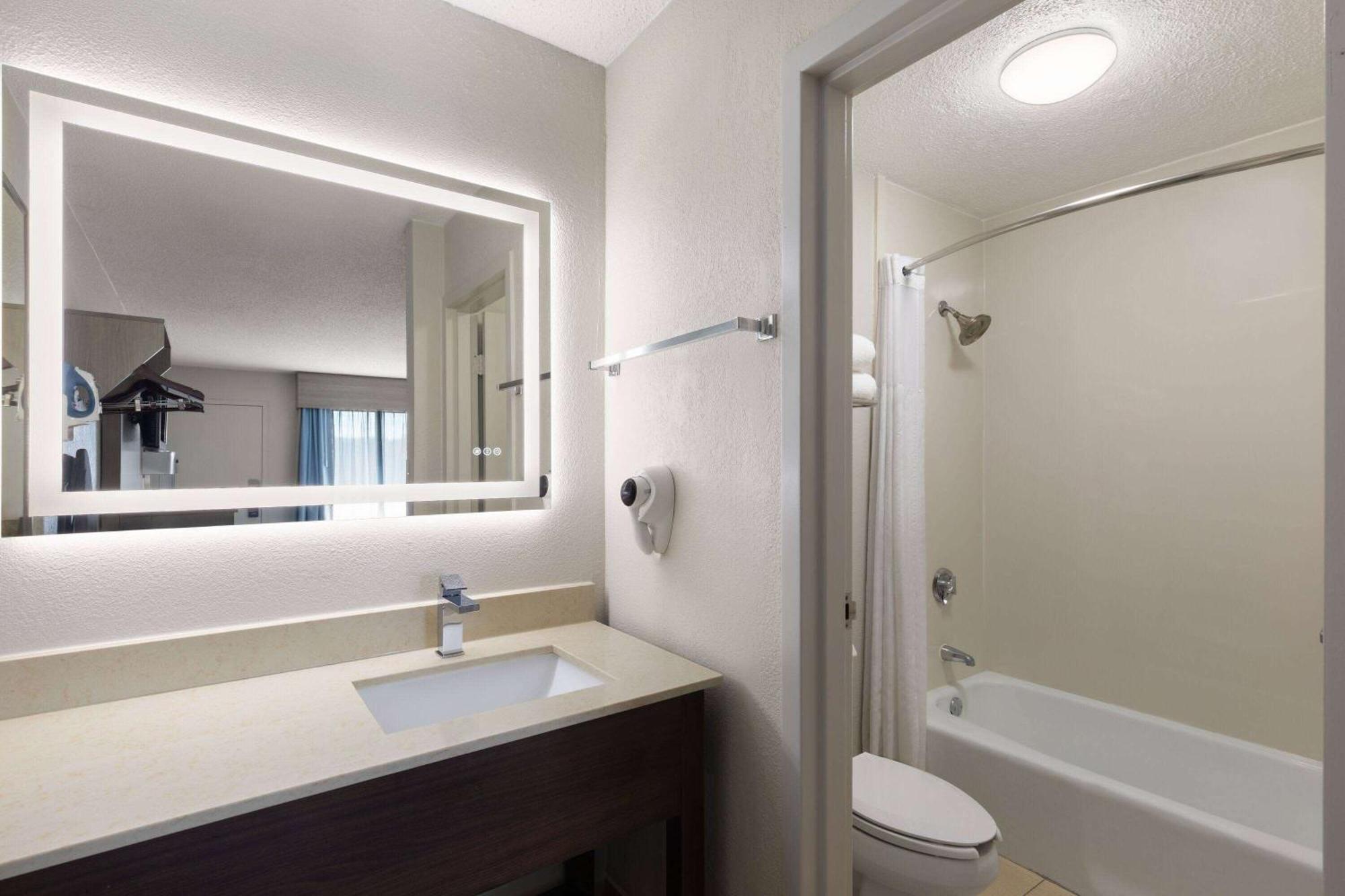 Baymont By Wyndham Nashville Airport Extérieur photo