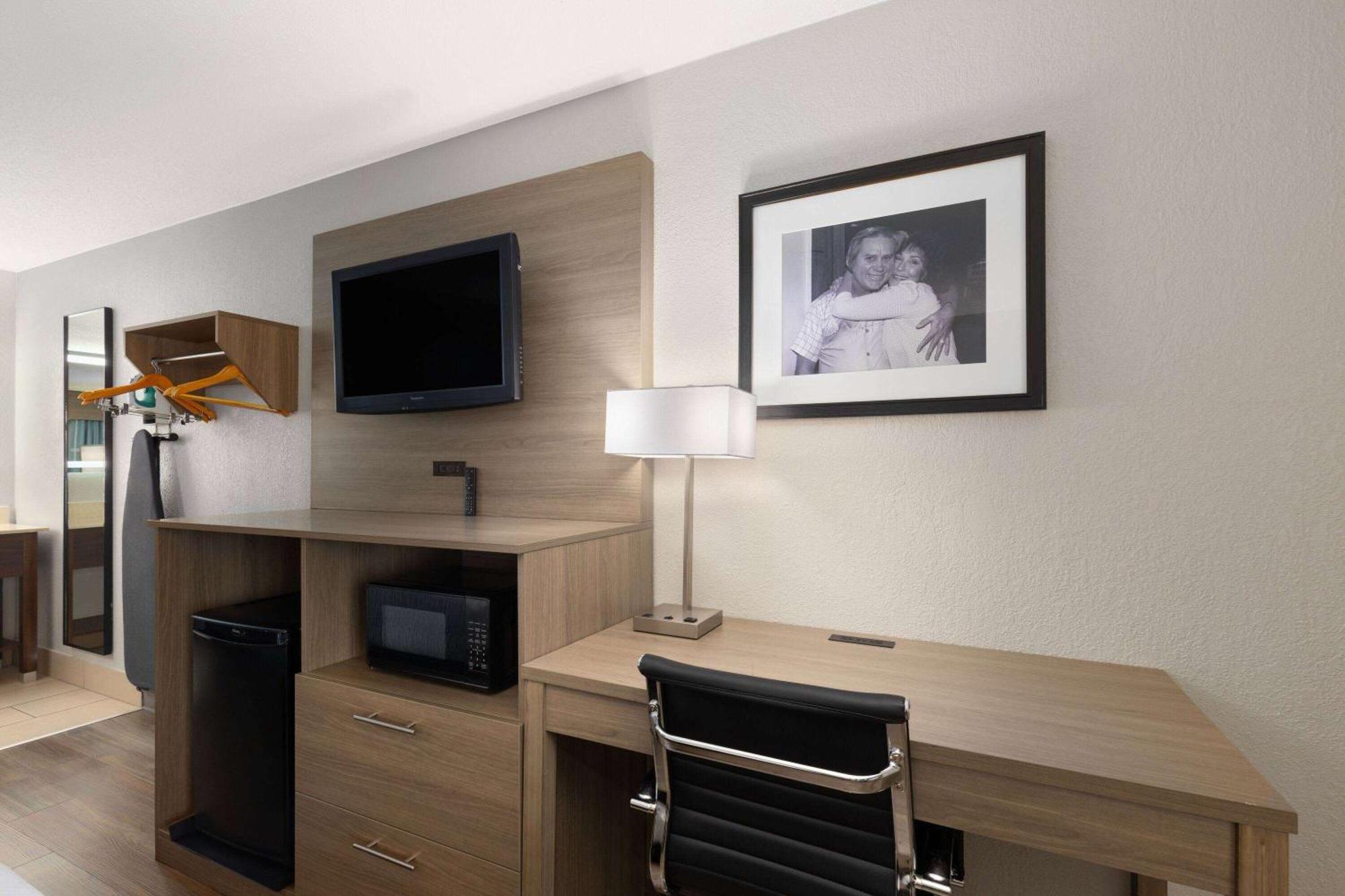 Baymont By Wyndham Nashville Airport Extérieur photo