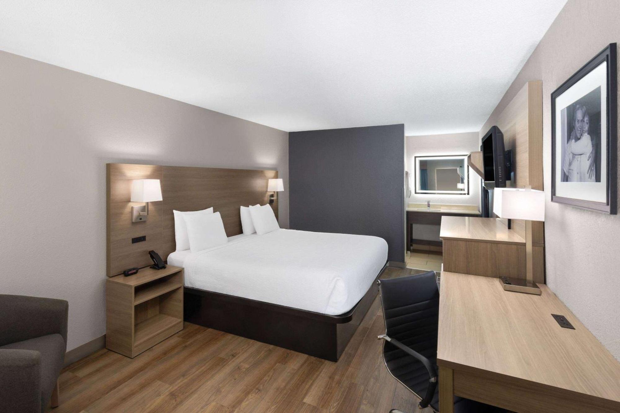 Baymont By Wyndham Nashville Airport Extérieur photo